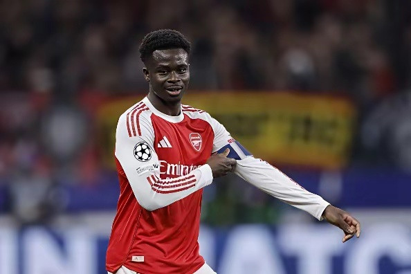 豪门最弱右边锋萨卡，右翼突破后常兜弧线射门，即便队友有好机会也不传，身价从1.5