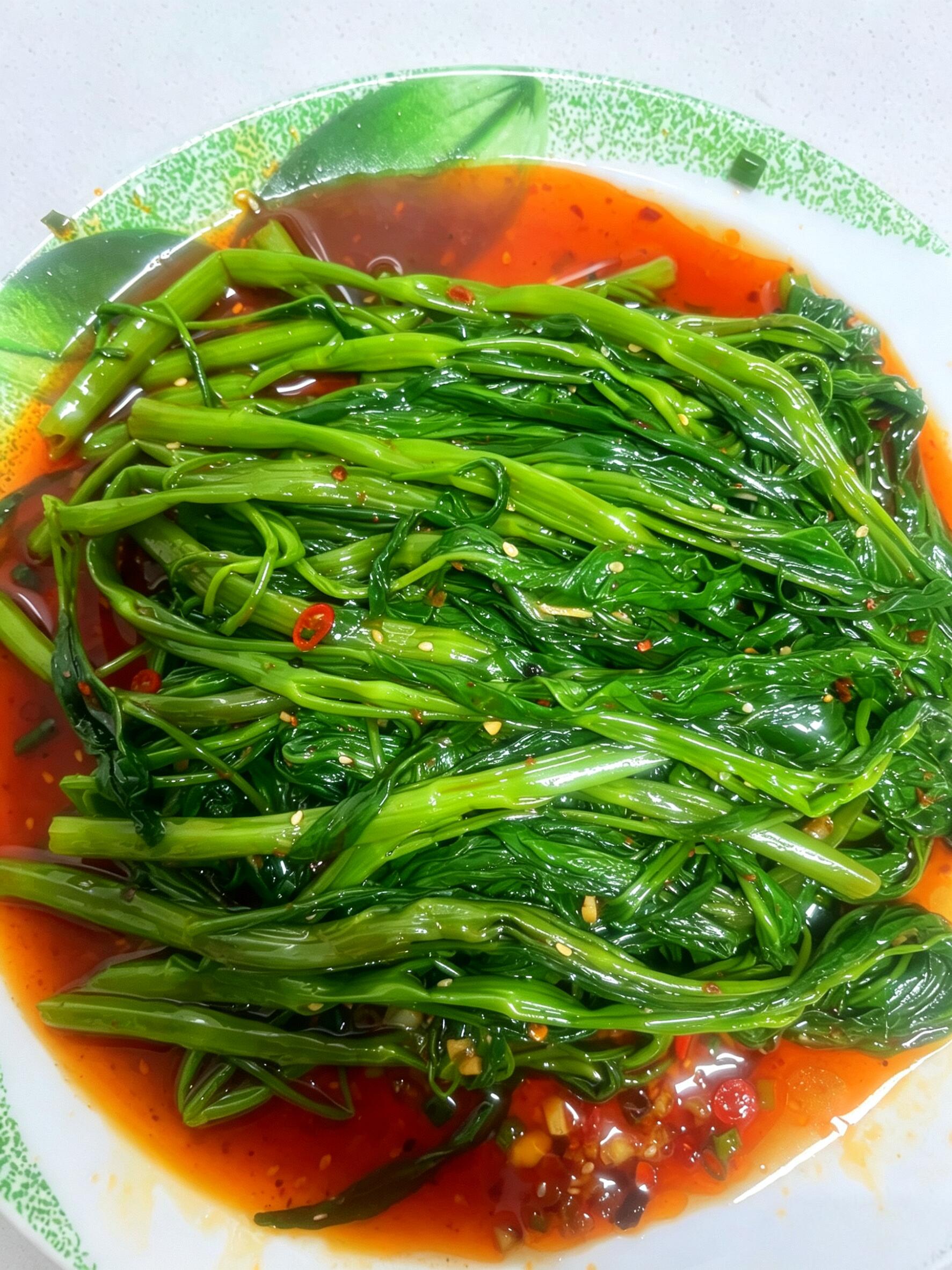 减脂人必冲！低卡红油空心菜，酸辣解馋还不胖谁懂啊家人们！在四川减脂，最熬人的就