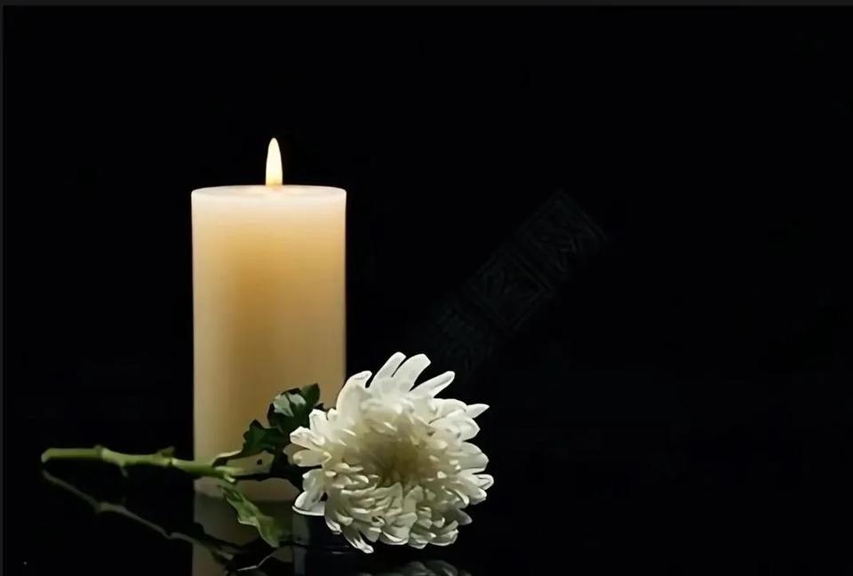 刚刚老妈给我打电话，说村里崔三叔中午突发心梗，死在院子里。崔三叔今年才62岁，