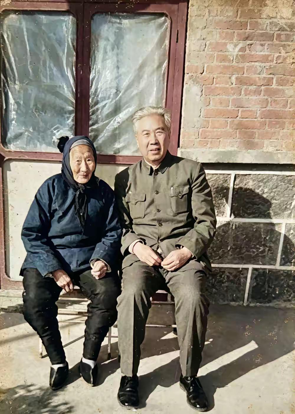 1987年,杨贵与母亲在卫辉合影。杨贵3岁丧父全靠母亲含辛茹苦抚养长大。母亲生性