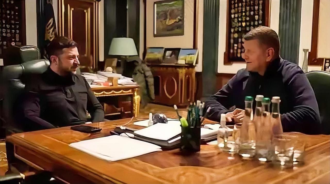 最强竞争对手回国，泽连斯基还要与他谈工作，内心得有多崩溃？如果乌克兰举行总统大选