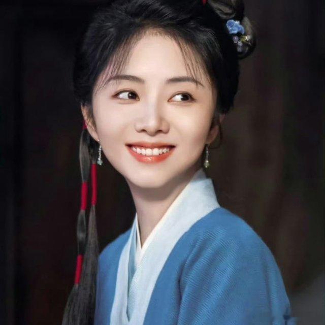 36岁谭松韵，出道18年，没签过一家经纪公司没大公司撑腰，奢牌代言少，舆情自己扛