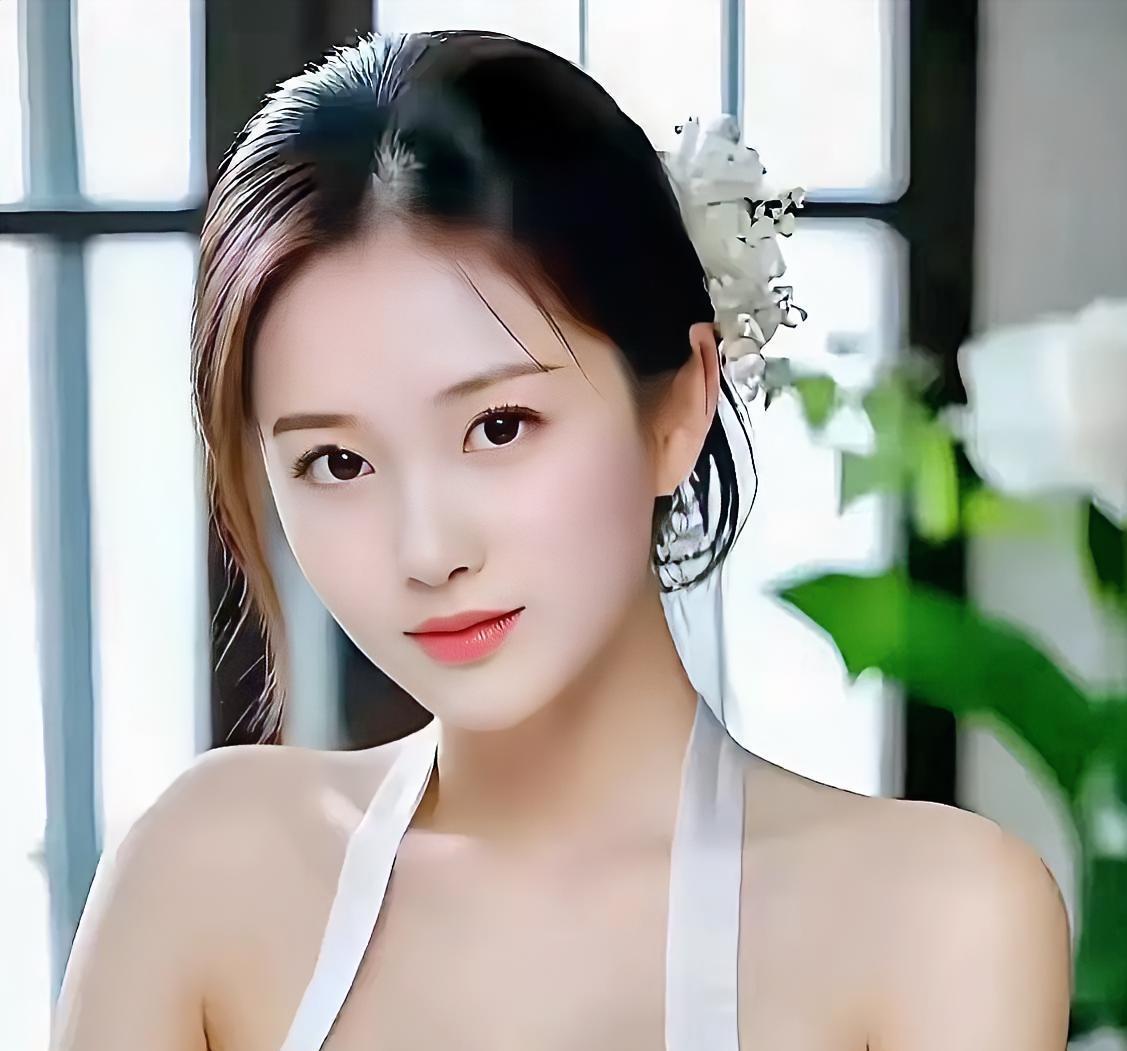 优雅白裙少女，花束点缀，清新自然美。