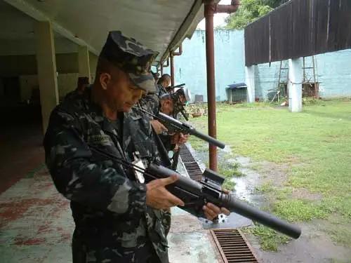 菲律宾海军陆战队装备的改进版m3黄油枪，加装消音器