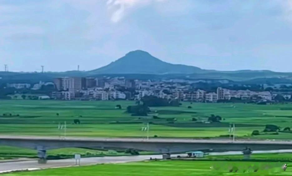 湛江吴川尖山岭，是吴川境内海拔最高的一座山峰，海拔高度180m。这个高度放在全国