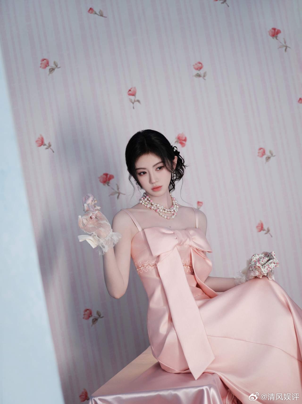 1.鞠婧祎这两年的影视资源都是资方看中她身上的流量外加没什么负面消息才给的，要真