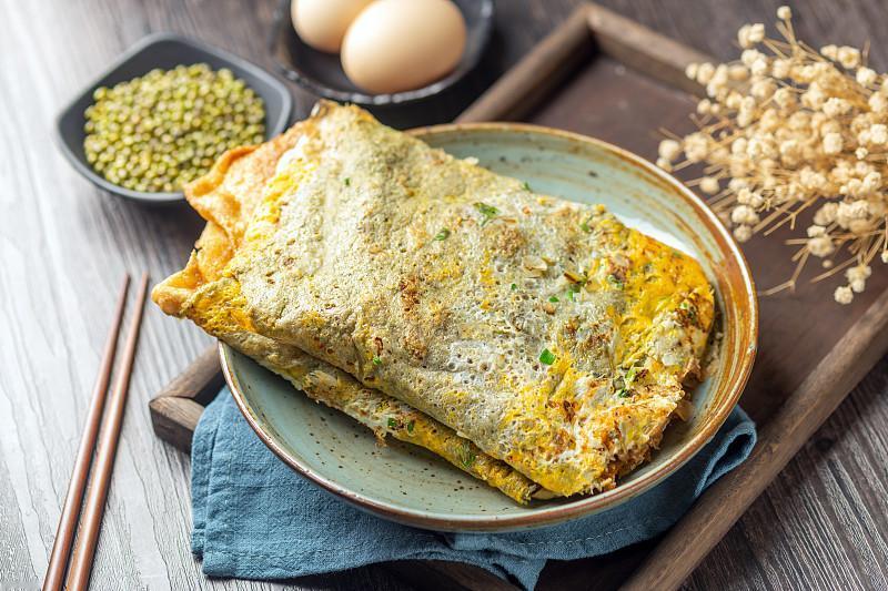 天津早点简直是美食界的宝藏！传统油炸馃子种类繁多，像长坯儿、馃子饼、馃头儿等。棒
