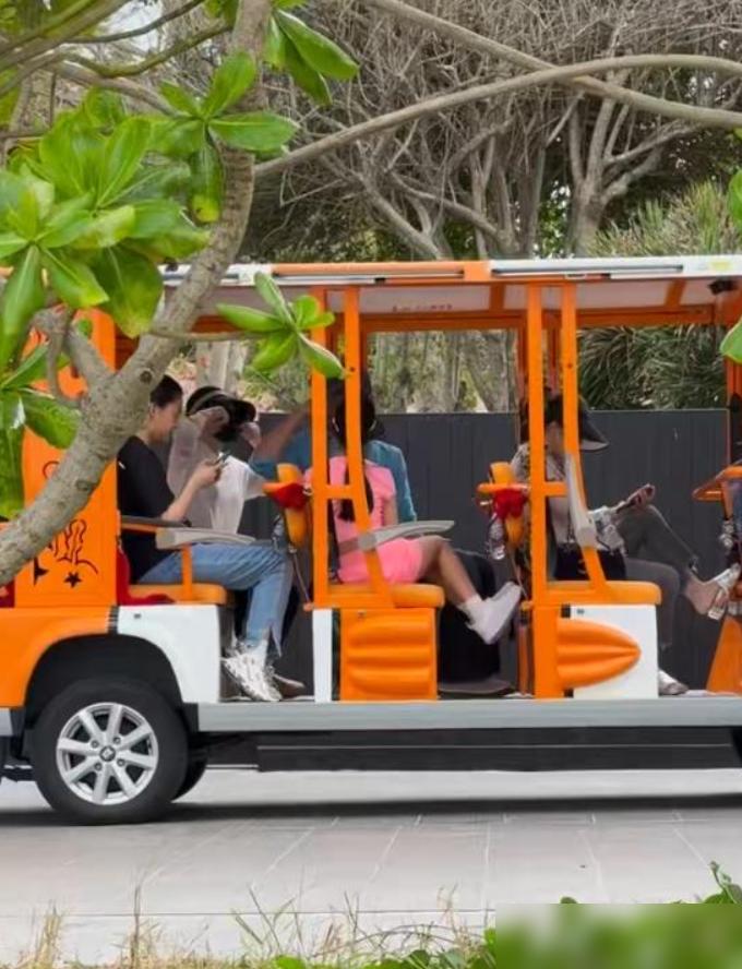 47岁章子怡三亚度假，10岁女儿反过来催她。蜈支洲岛，浩浩荡荡十口人。没有明