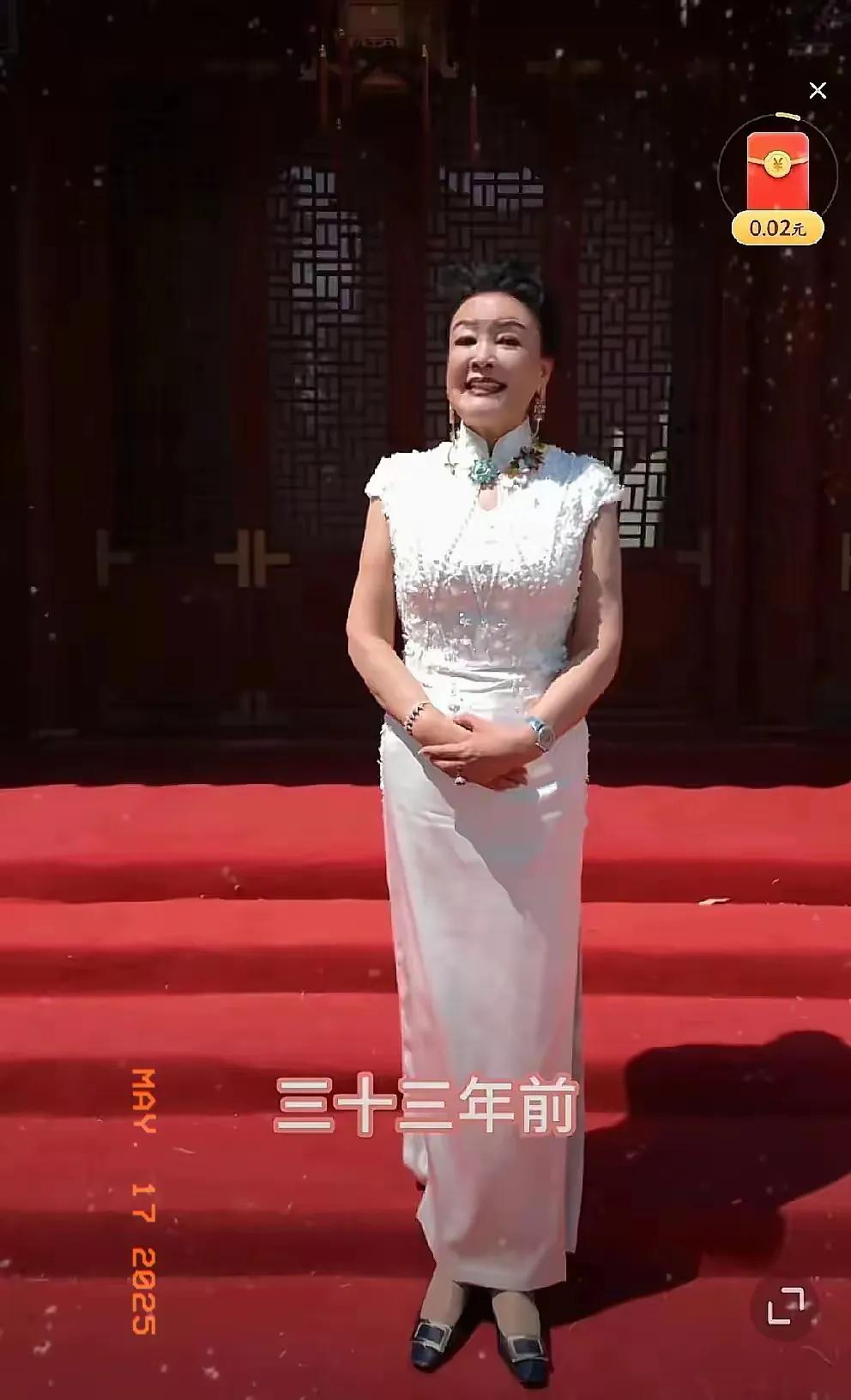 家人们，张兰在儿子婚礼上的致辞简直绝了！直接火爆全网！婚礼现场，她一袭白旗袍，优