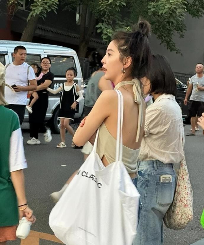 章若楠同款衣服里面，穿啥内衣合适？可搭肤色或浅色系无痕内衣、小吊带等，避免有明显