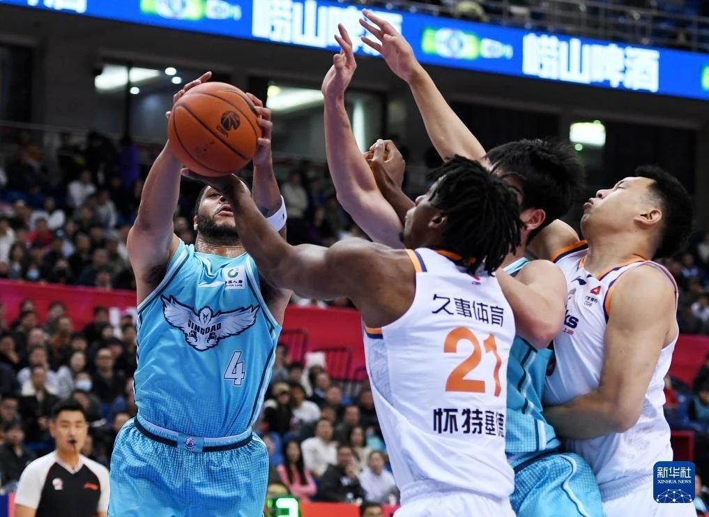 根据最新积分榜：1. 浙江方兴渡（浙江广厦19胜4负）；2.上海久事（19胜4