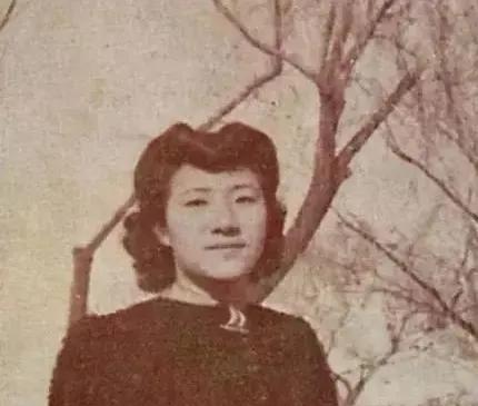 1934年，新婚后不久，才女作家苏青就撞见丈夫与表嫂约会，她心里难受，但还是忍了