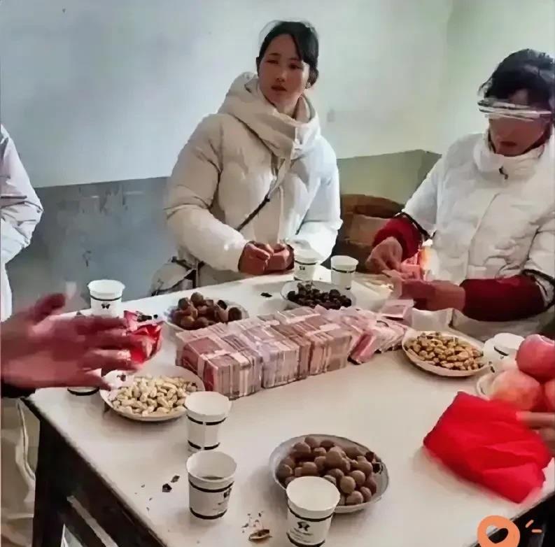 江西九江，一对情侣准备结婚，男方家虽不富裕，但为了儿子能够顺利结婚，筹齐了女方要