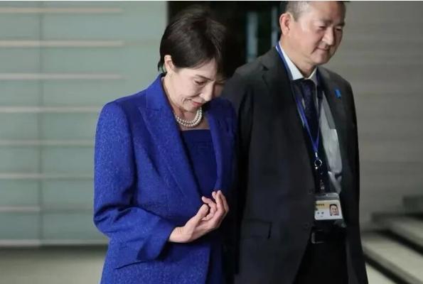 高市早苗病情恶化紧急送医，如果再严重，或连上厕所都无法自理高市早苗紧急送医的