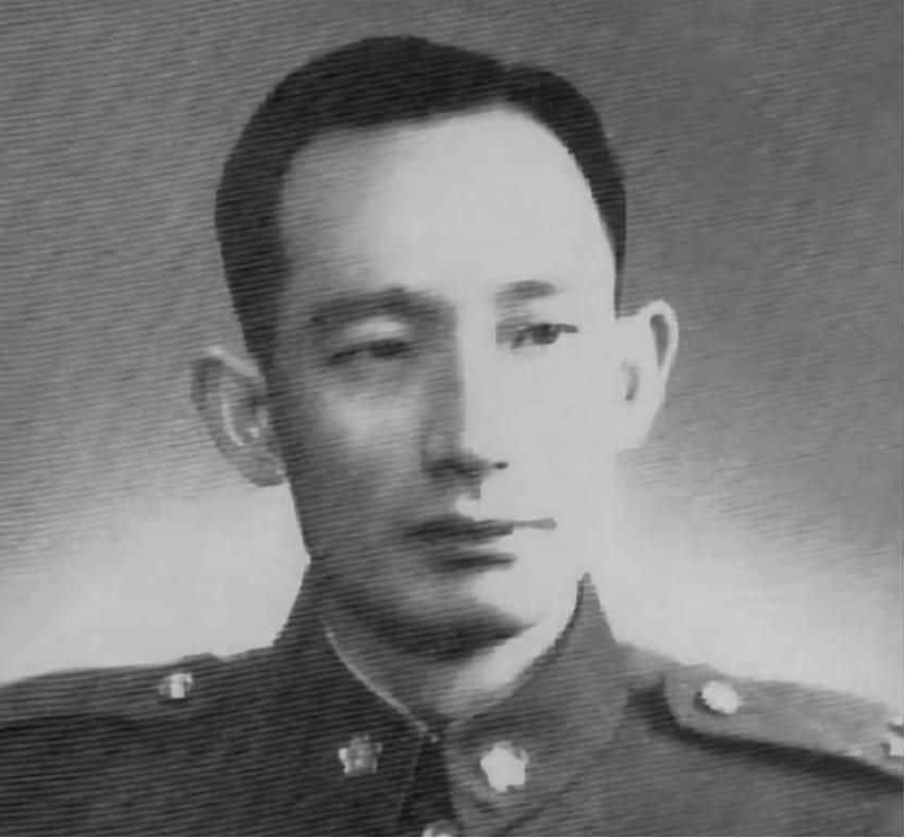 1949年，国军中将文强被俘，到了战俘营，一个军官小声对他说：“前面站的参谋让我
