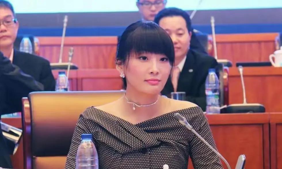终于知道宗馥莉的三叔宗泽后力挺杜建英母子，不站队亲侄女了。原来他一直在国外多年
