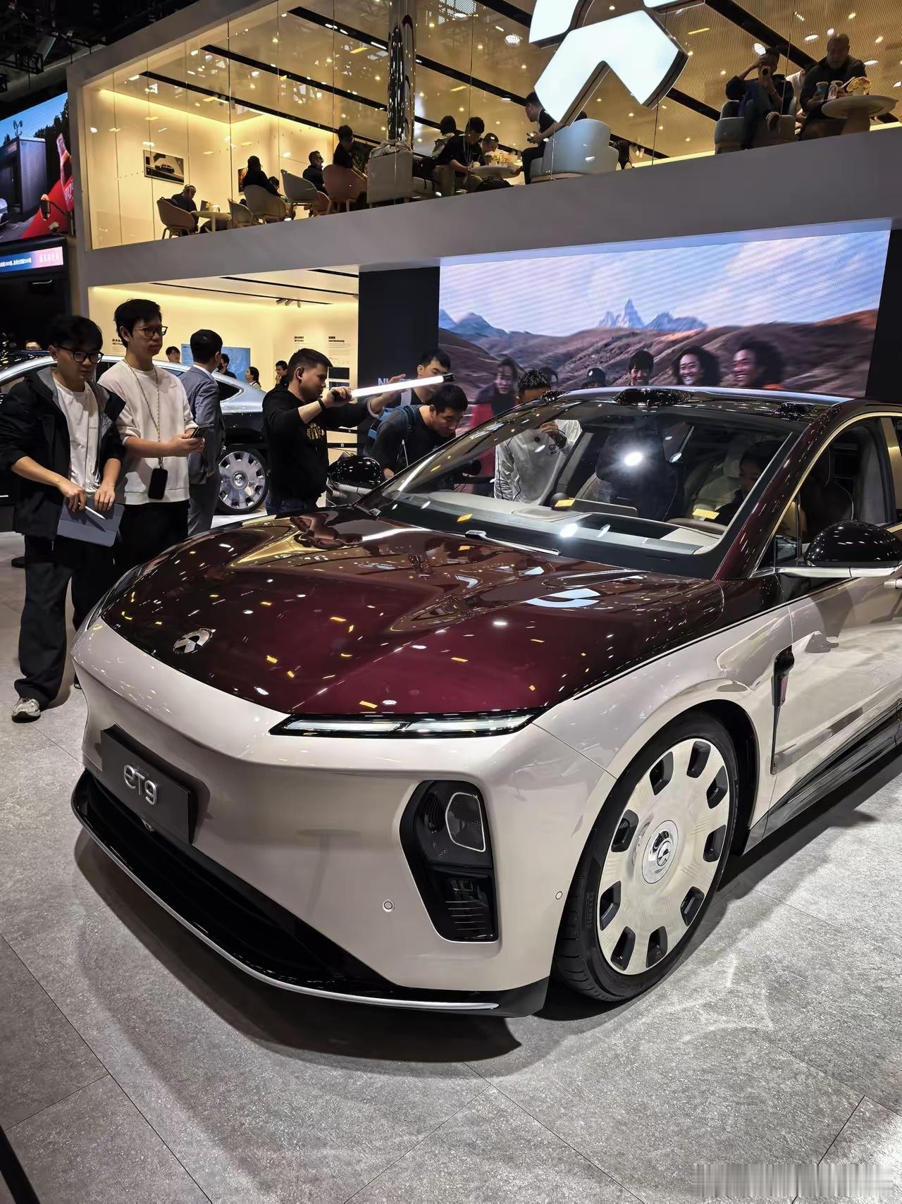 之前蔚来粉丝喷尊界S800的豪华设计太土，比不上蔚来ET9有科技感。来！看看广州