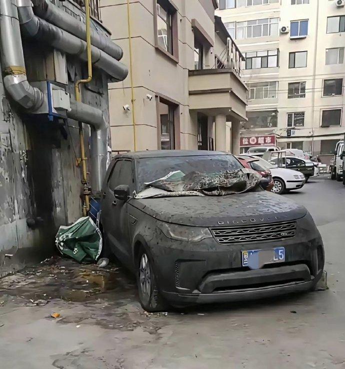 这得是经历了什么，才能让一辆落地大几十万的路虎，沦落到这种地步？路过小区后门，