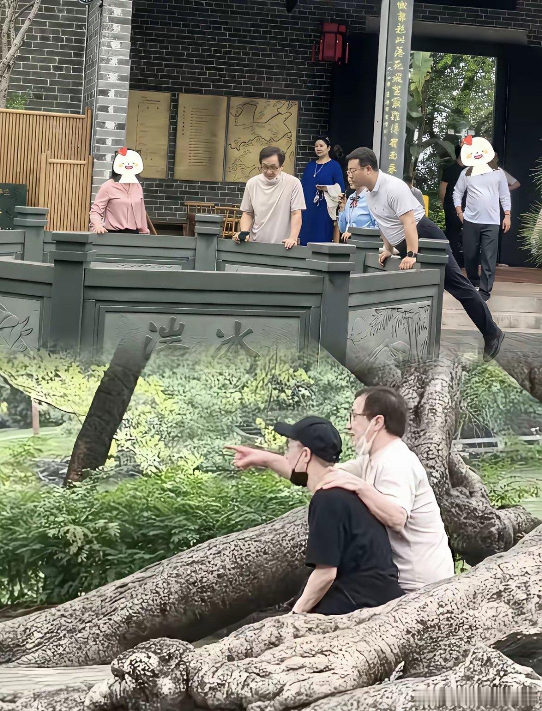 成龙72岁生日，没办寿宴，只带儿子游了趟惠州。树荫下，他把手搭在儿子肩上。当年被他骂不成器的儿子，如
