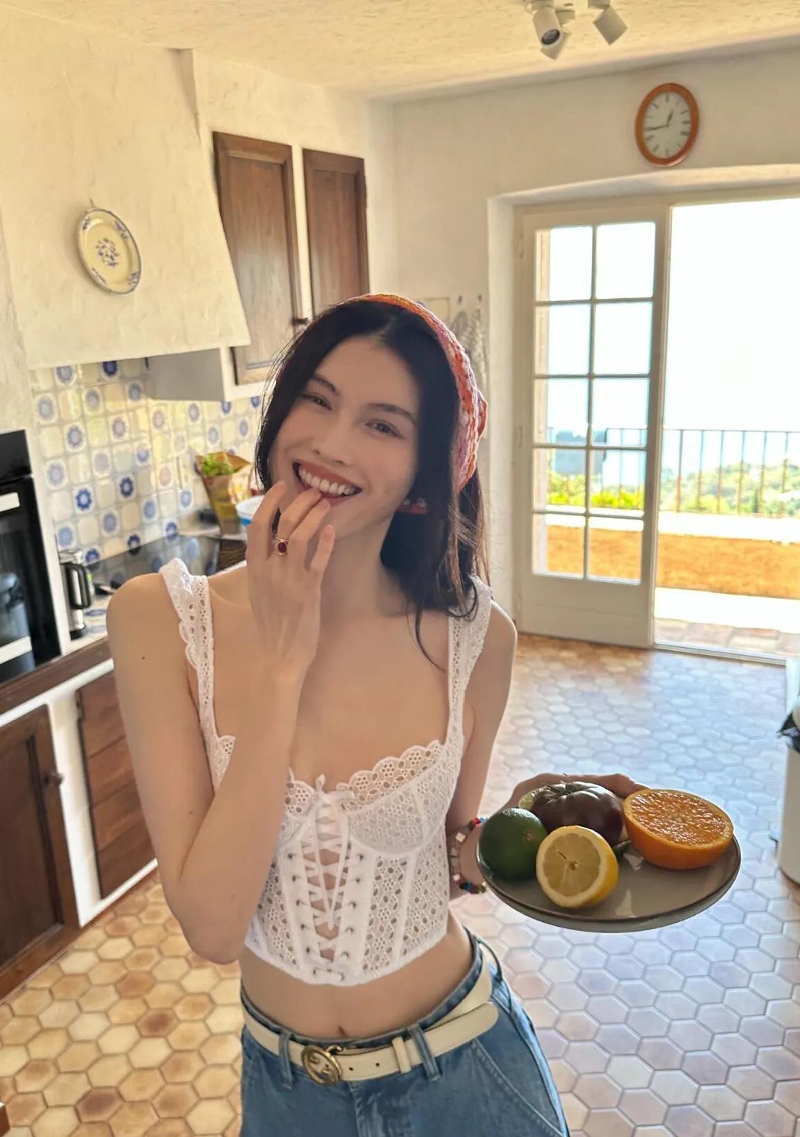 何穗这套穿搭，把法式松弛感拉满了✨白色蕾丝胸衣温柔又精致，钩花和绑带设计自