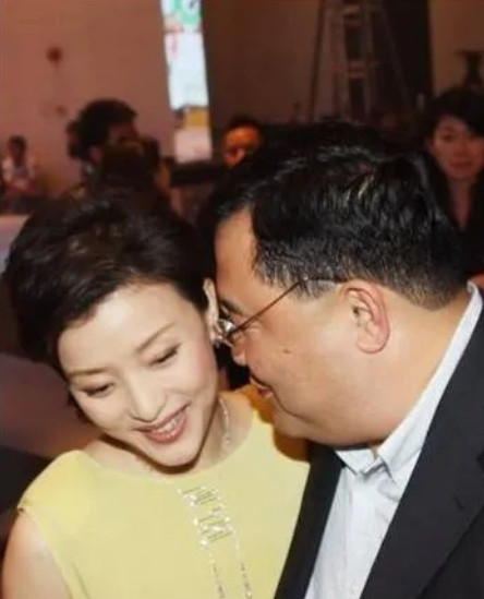 1994年，26岁的杨澜执意要跟丈夫离婚，父亲苦劝：“小兵那么好，离开他你会后悔