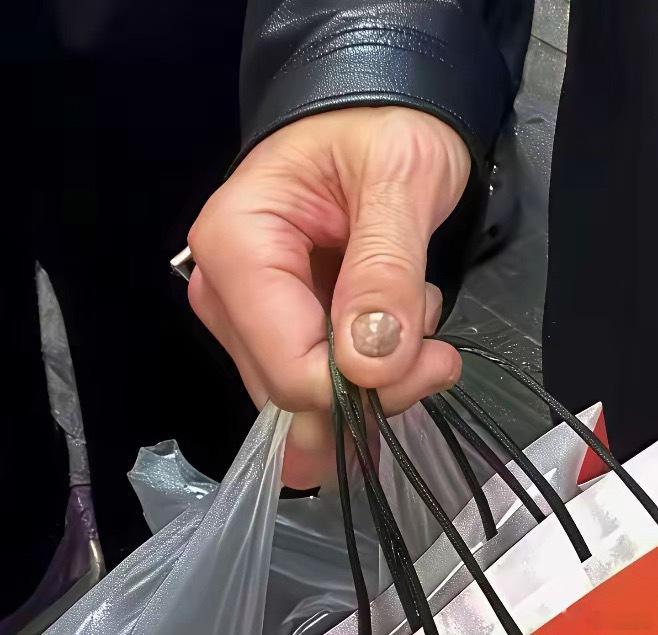 黄仁勋这是什么指甲？！