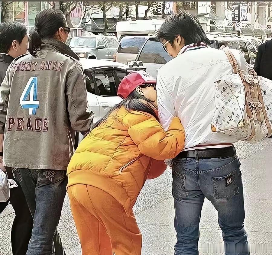 这是张柏芝和谢霆锋早期一起出门逛街时拍下的甜蜜照片，谢霆锋负责拿购物袋和买单，张