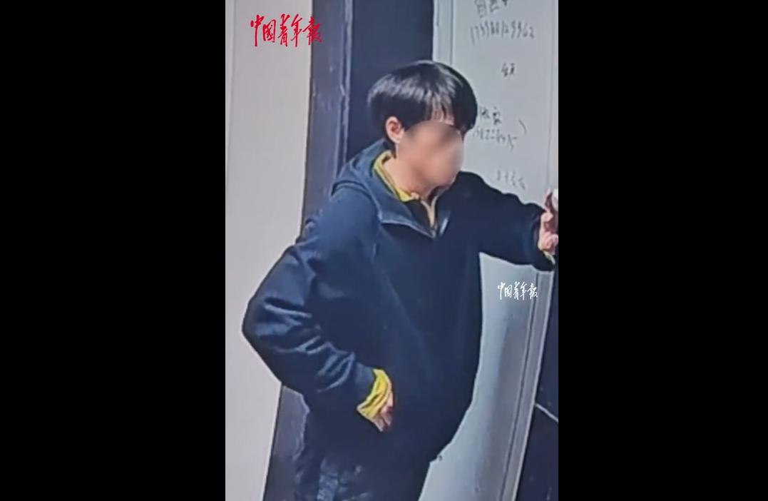 近日，浙江丽水一男子独居时做饭切到手指，因晕血在赶往医院途中多次昏倒，却屡仆屡起