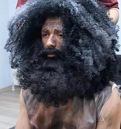 刷到一个国外救助流浪汉的视频，视频里的流浪汉被清洗干净、理完发后，竟成了一个帅小