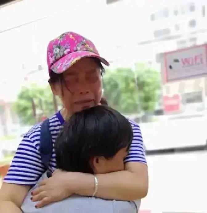 上海，一女子好心领养了个11岁的失明男孩，硬是咬牙掏出28万给他治好双眼。谁料，
