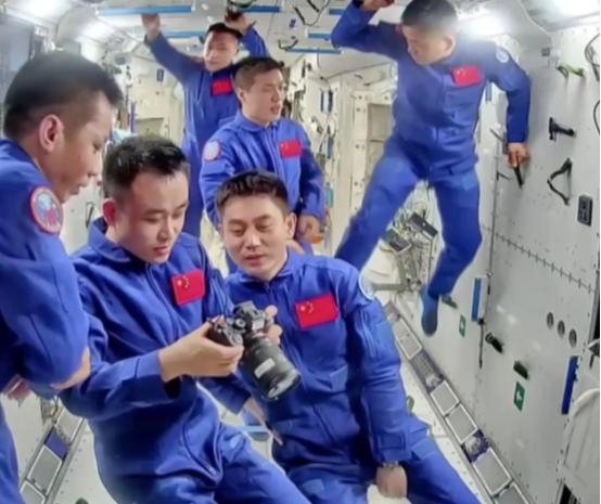 太空惊魂！神舟二十号遭太空碎片撞击，航天员回家路突发变故