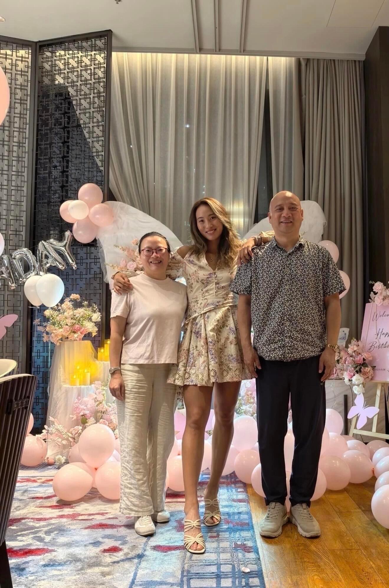 郑钦文生日🎂，与家人一起庆生画面超温馨…🎉网球女王归来才23岁❗️​​​
