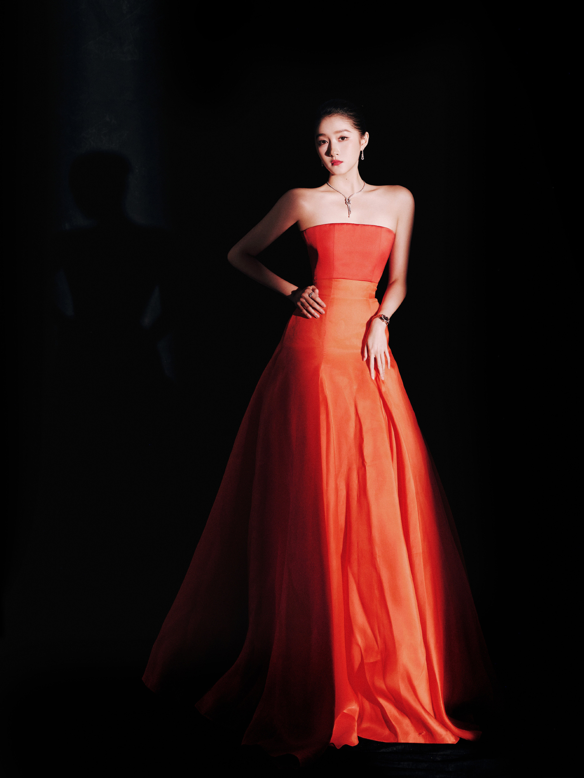 关晓彤：帷幕拉开，灯光已就位，肆意张扬的一抹橘。关晓彤