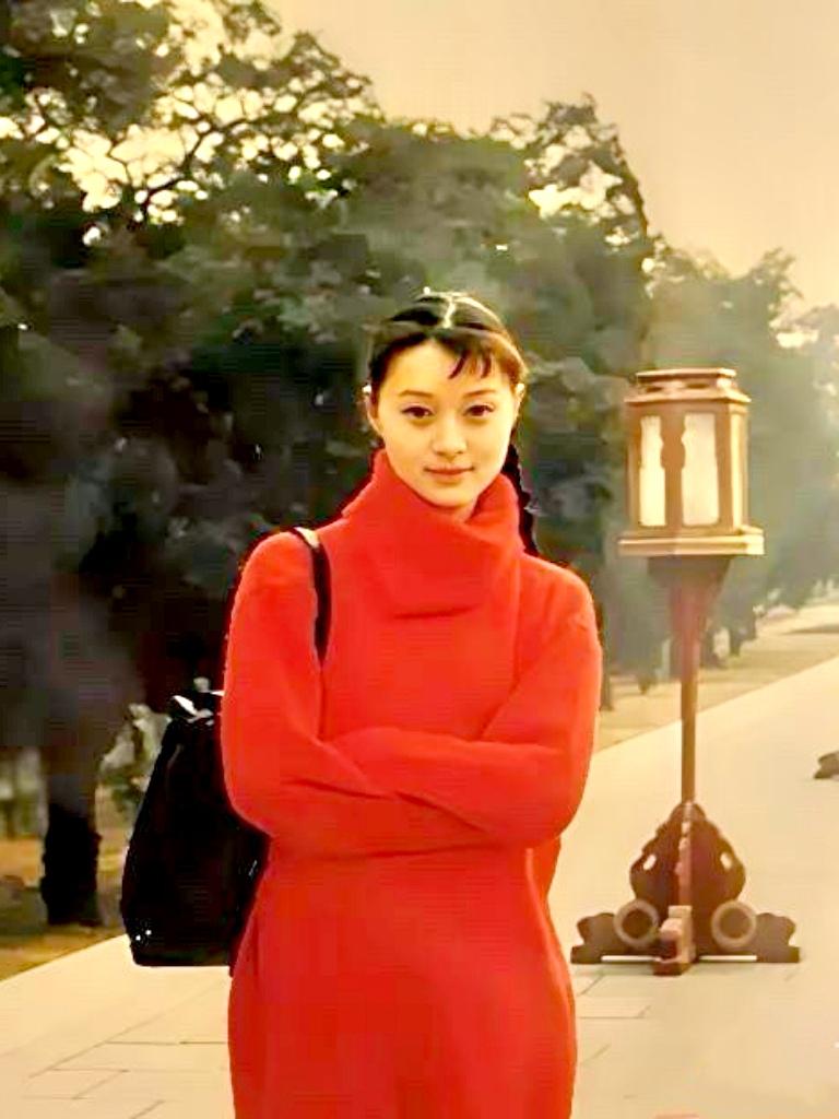 年轻时吴越颜值真不输蒋勤勤，各有各的惊艳谁还敢说吴越年轻时长相普通？翻出旧
