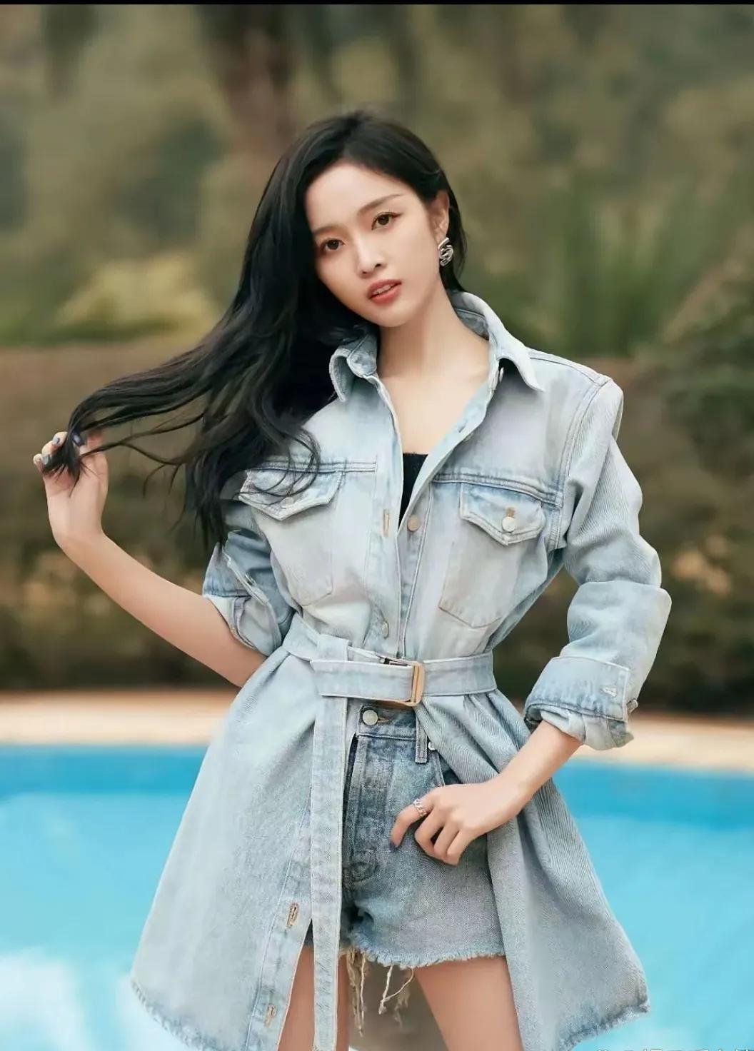 谁懂啊！吴宣仪这套牛仔穿搭也太好看了吧🥹浅蓝水洗牛仔巨显干净温柔腰带一系直
