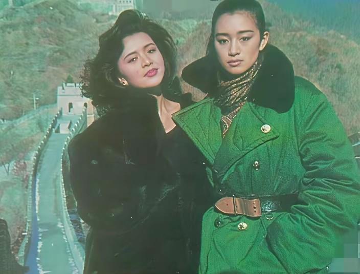 80年代的长城上，巩俐和香港演员陈玉莲拍下了一张合影——当时陈玉莲又激动又自豪，