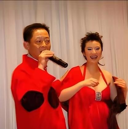 🌛2008年，女富婆陈坚红迷上了王志文，她抛出一个无法拒绝的条件，“我五亿