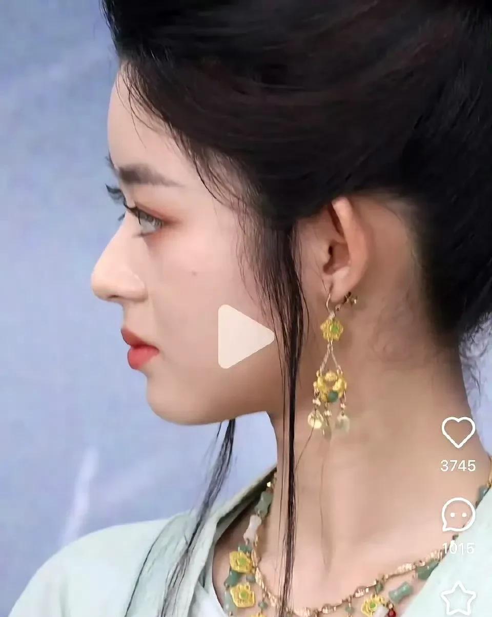 #黄杨钿甜耳环争议#细节里藏着“大文章”！明明身着4000+的裙子却一带而过