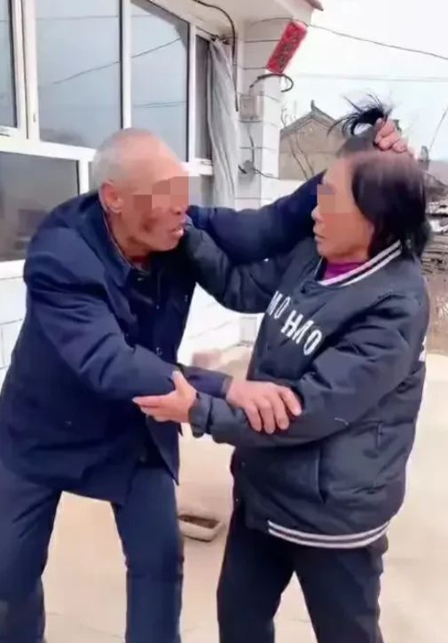 广东，因大妈借钱不还，70多岁的大爷上门讨债，过程中大爷先是闯入家中大声嘶吼，接