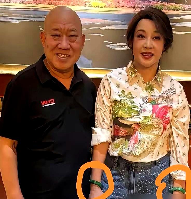 刘晓庆戴手镯这事，真是把“老规矩”拧了一下。很多人买了金镯玉镯，总想着按老话来