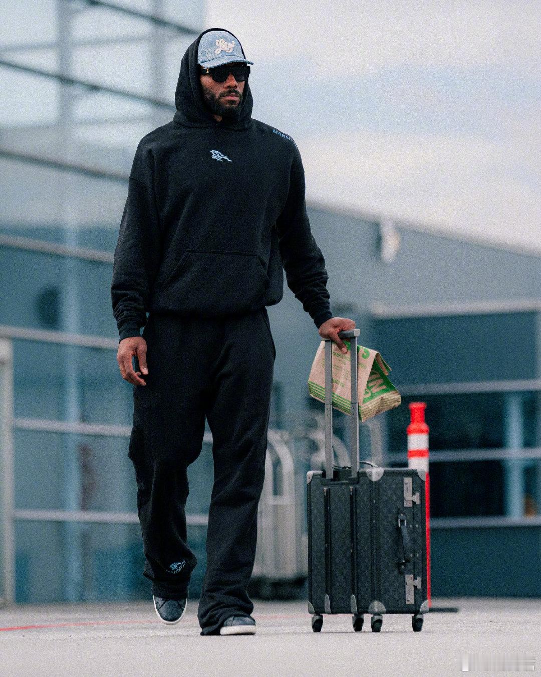 小琼斯的受伤与战绩的压力，给了小卡一定的压迫感。姚曳个人观点，小卡现在恢复良好，