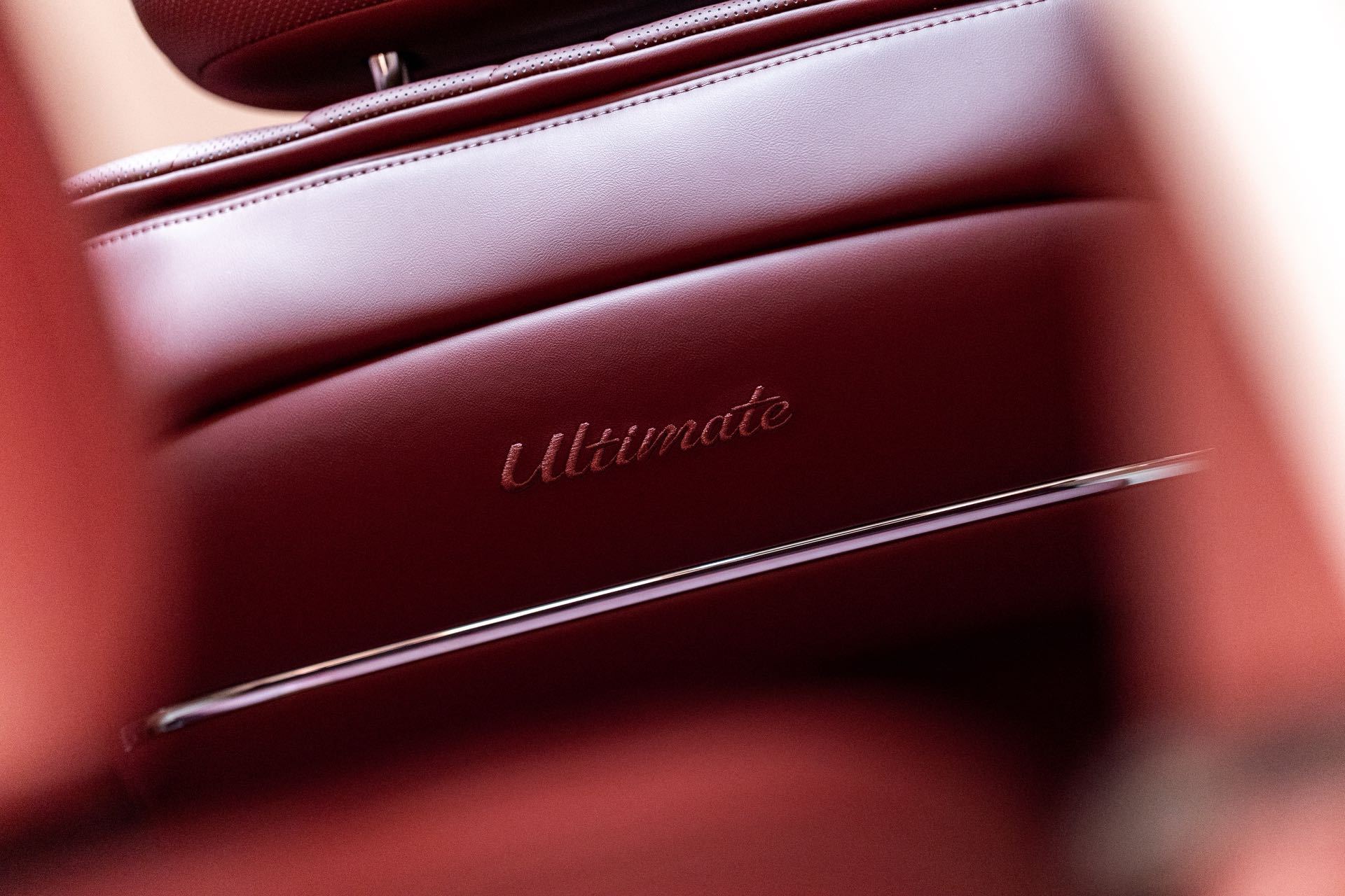 车盟快讯：近日，余承东对外公布问界M9Ultimate展车即将进店。问界M9以