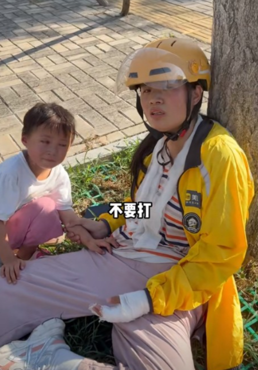 看哭了！亳州，母女送外卖骑车摔倒后靠在树干上休息，路过男子一看中暑了！拿起手机就
