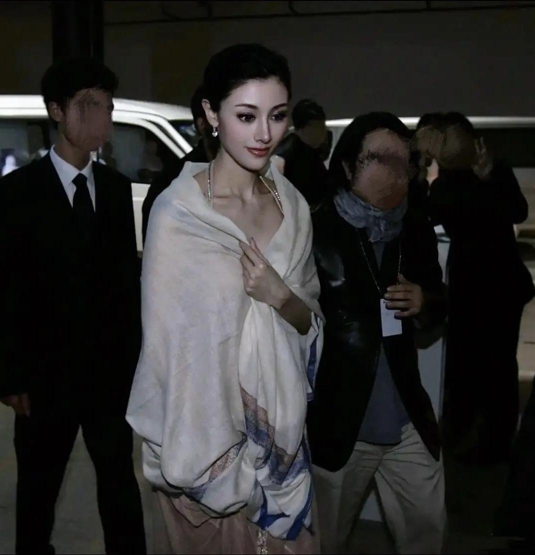 2008年，李嘉欣出席活动时的美照，她身穿挂脖式礼服裙，外搭一条披肩丝巾，优雅大