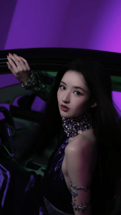 王玉雯开车门变装一眼万年王玉雯车门变装又美又飒紫调光影里的王玉雯也太绝了✨挂脖