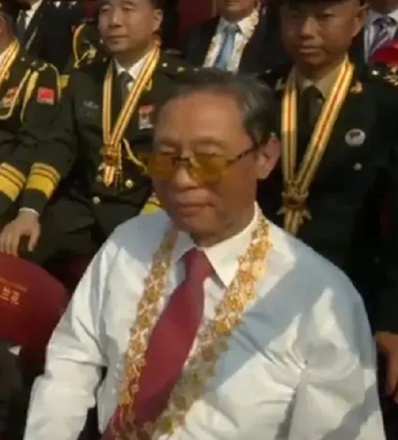 钟南山，参加九三阅兵！白衬衣、红领带，脖子上挂着绶带，应该代表共和国勋章的荣誉！