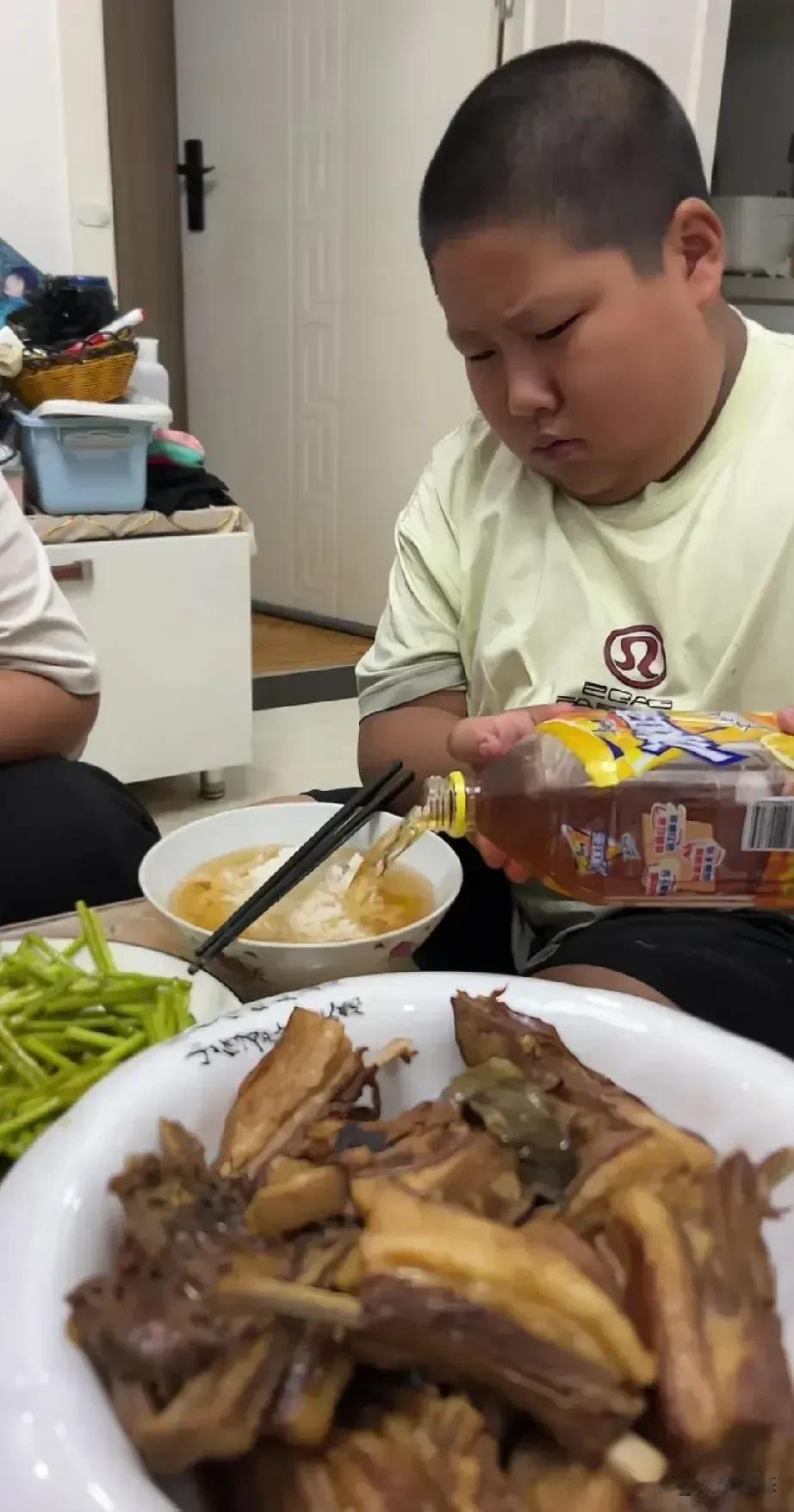13岁男孩每天10瓶冰红茶喝上瘾，尿酸飙至600！这种“国民饮料”正在催肥一