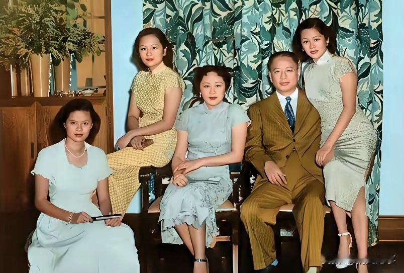 1954年，宋子文携家人在美国纽约的留影。镜头下，宋子文身着棕色西装，端正坐于画