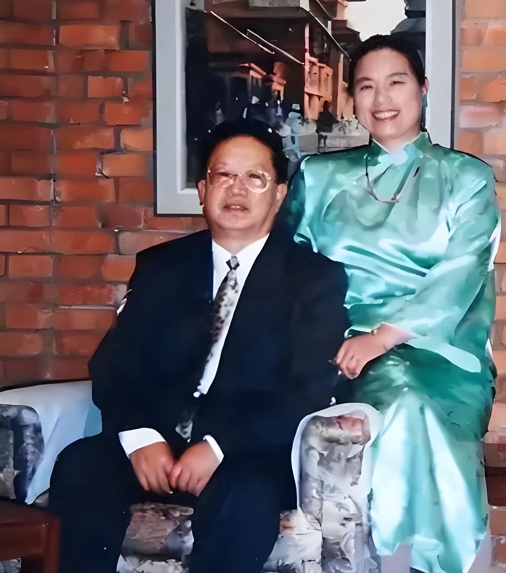 2005年，我国著名外交官朱敏才，不顾儿女反对，执意与妻子离家出走，从此杳无音信