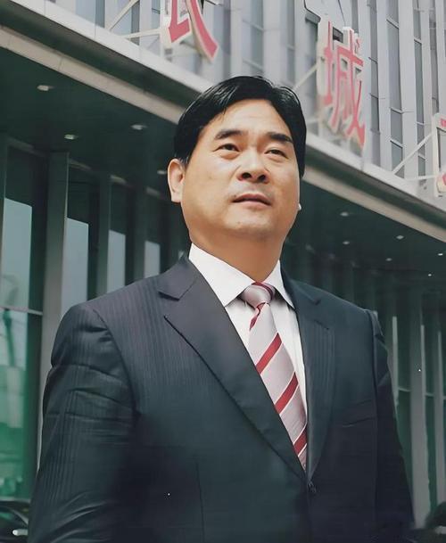 地产行业就是这么魔幻，新城控股的董事长王振华，2019年因猥亵幼女入狱，2024